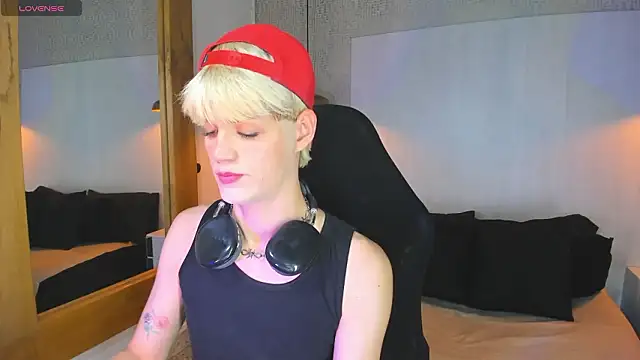 Snapshot of VladHellsing4 chatting on March 10, 2:22 pm VladHellsing4 online show from March 10, 2:22 pm