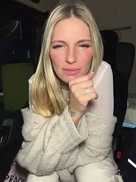 Snapshot of Lydie_off chatting on January 17, 8:33 pm Lydie off online show from January 17, 8:33 pm