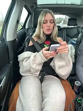 Snapshot of Lydie_off chatting on February 15, 3:50 pm Lydie off online show from February 15, 3:50 pm