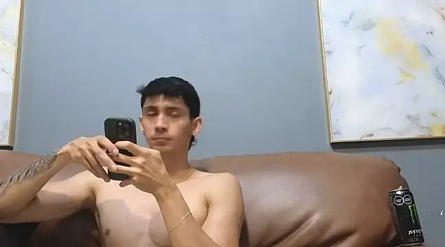 Snapshot of OliverBennet chatting on December 7, 1:58 am OliverBennet online show from December 7, 1:58 am