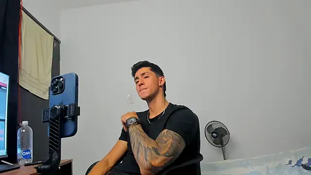 Snapshot of OliverBennet chatting on January 8, 1:53 am OliverBennet online show from January 8, 1:53 am