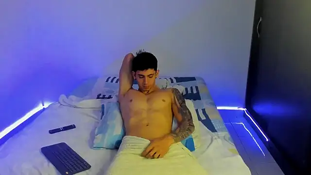 Snapshot of OliverBennet chatting on January 15, 1:02 am OliverBennet online show from January 15, 1:02 am