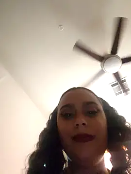 Snapshot of cinnaminnie chatting on April 5, 11:35 pm cinnaminnie online show from April 5, 11:35 pm