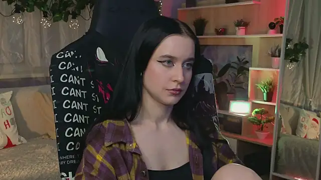 KiraLiLime online show from March 6, 10:15 pm