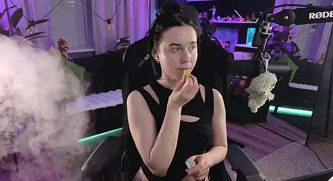 Snapshot of KiraLiLime chatting on March 21, 6:44 pm KiraLiLime online show from March 21, 6:44 pm