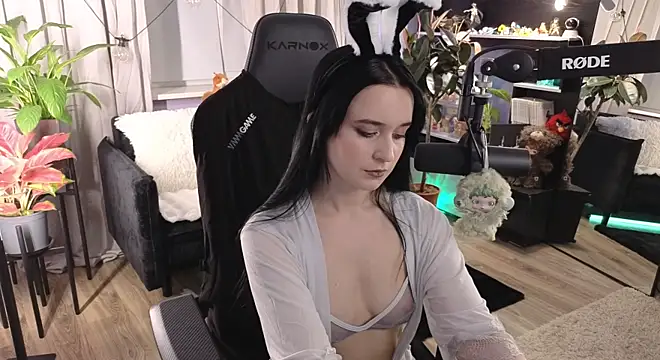 Snapshot of KiraLiLime chatting on April 4, 7:22 pm KiraLiLime online show from April 4, 7:22 pm