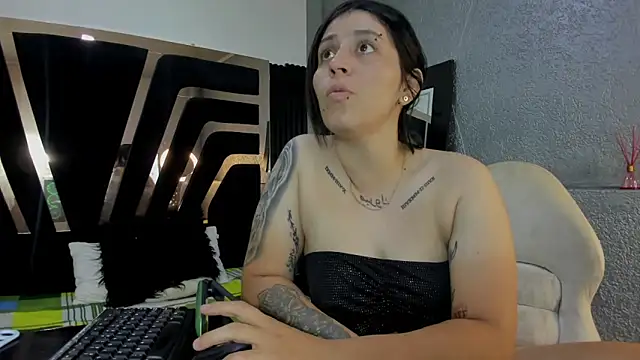 VioletANDScarlett online show from January 13, 1:28 pm