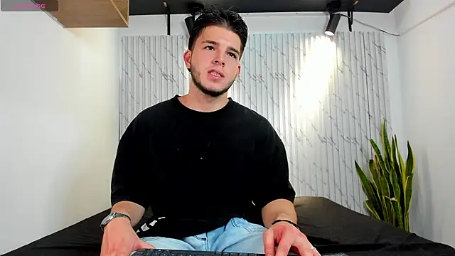 danielclarton1 online show from December 15, 5:53 pm