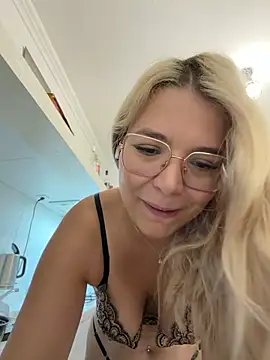 EmyLana online show from October 18, 7:53 am