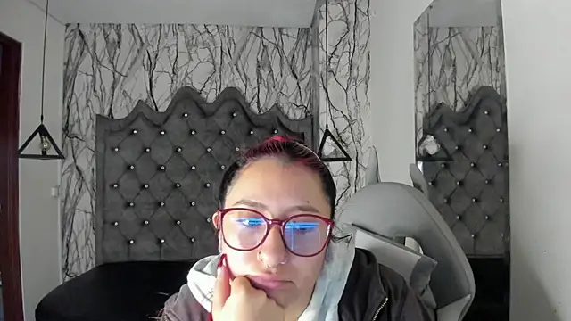 Snapshot of larissa01_ chatting on January 11, 2:30 am larissa01 online show from January 11, 2:30 am