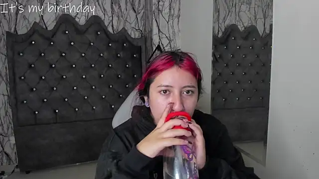 Snapshot of larissa01_ chatting on January 22, 3:09 am larissa01 online show from January 22, 3:09 am