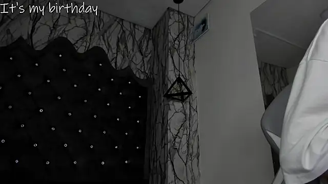 Snapshot of larissa01_ chatting on January 22, 6:10 am larissa01 online show from January 22, 6:10 am