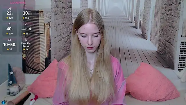Snapshot of Cutieblondegirl chatting on March 27, 10:15 am Cutieblondegirl online show from March 27, 10:15 am