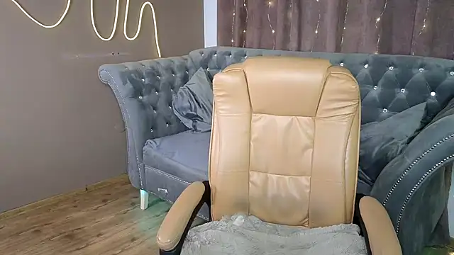 Snapshot of GloriNichols chatting on January 19, 7:04 am GloriNichols online show from January 19, 7:04 am