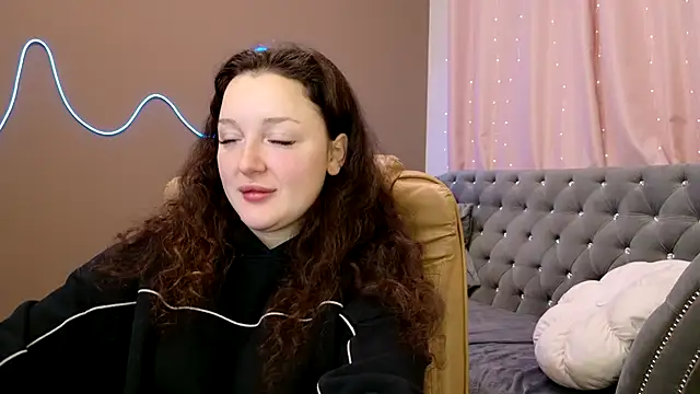 Snapshot of GloriNichols chatting on October 18, 5:10 am GloriNichols online show from October 18, 5:10 am