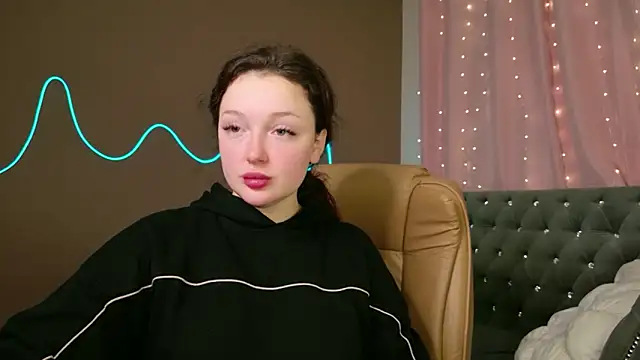 Snapshot of GloriNichols chatting on October 19, 5:19 am GloriNichols online show from October 19, 5:19 am