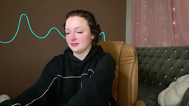 Snapshot of GloriNichols chatting on October 21, 5:19 am GloriNichols online show from October 21, 5:19 am