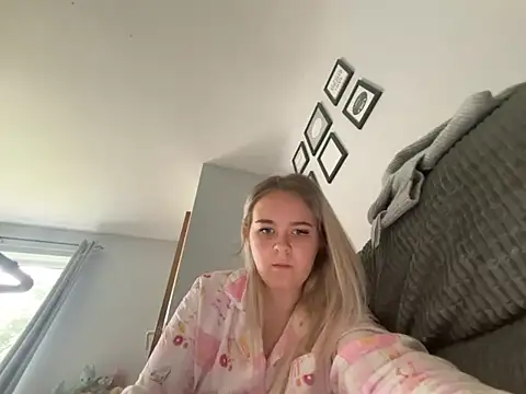 Snapshot of princess_blondex chatting on June 30, 8:15 am princess blondex online show from June 30, 8:15 am