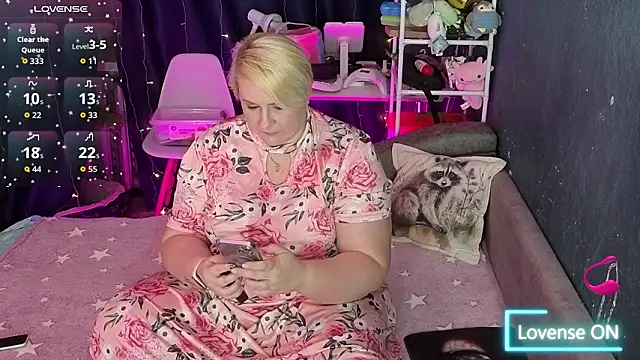 Snapshot of CuteHanna chatting on February 14, 8:49 pm CuteHanna online show from February 14, 8:49 pm