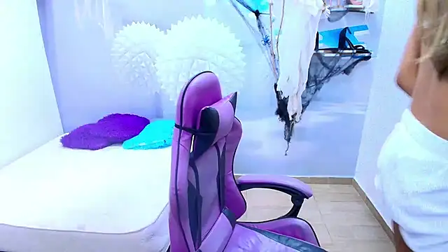 Snapshot of DEMI_LEED chatting on October 23, 2:16 pm DEMI LEED online show from October 23, 2:16 pm