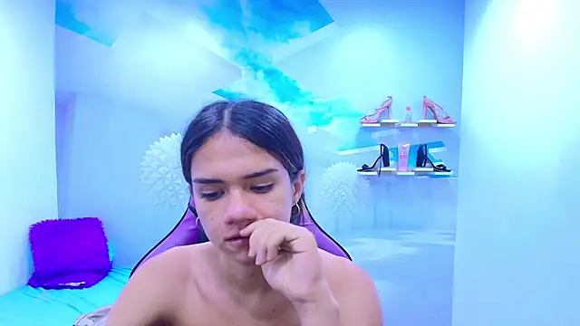 Snapshot of DEMI_LEED chatting on December 16, 8:14 pm DEMI LEED online show from December 16, 8:14 pm