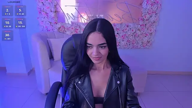 Snapshot of LucianaMillerX chatting on December 18, 7:15 am LucianaMillerX online show from December 18, 7:15 am