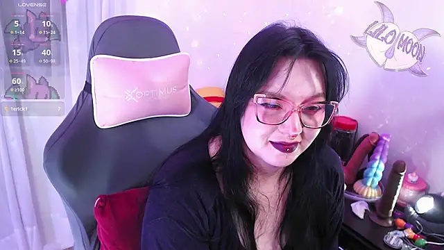 Snapshot of LiloMoon69 chatting on April 28, 2:27 am LiloMoon69 online show from April 28, 2:27 am