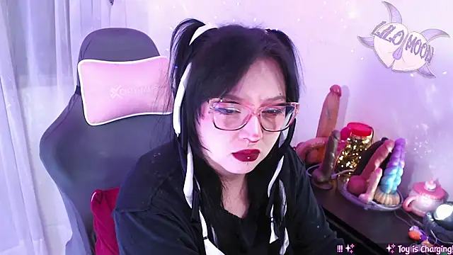 Snapshot of LiloMoon69 chatting on May 1, 12:48 am LiloMoon69 online show from May 1, 12:48 am