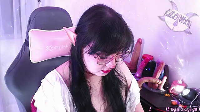 Snapshot of LiloMoon69 chatting on May 18, 4:07 am LiloMoon69 online show from May 18, 4:07 am