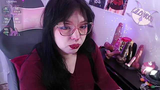 Snapshot of LiloMoon69 chatting on May 24, 11:43 pm LiloMoon69 online show from May 24, 11:43 pm
