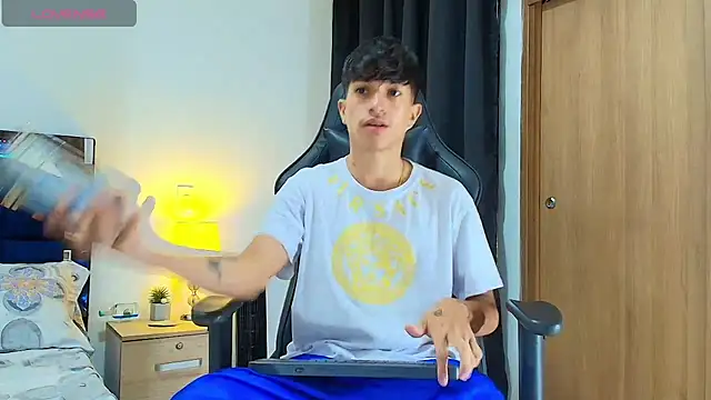  CamiloBass online show from April 26, 7:33 pm
