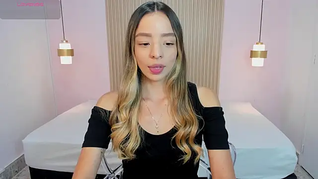 Snapshot of AliceRoss0 chatting on April 17, 8:23 pm AliceRoss0 online show from April 17, 8:23 pm