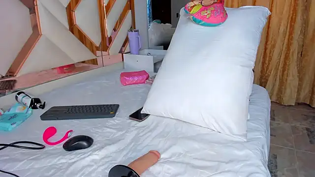 Snapshot of CintiaVega chatting on October 3, 12:24 pm CintiaVega online show from October 3, 12:24 pm