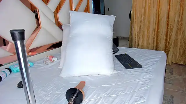 Snapshot of CintiaVega chatting on October 28, 12:09 pm CintiaVega online show from October 28, 12:09 pm