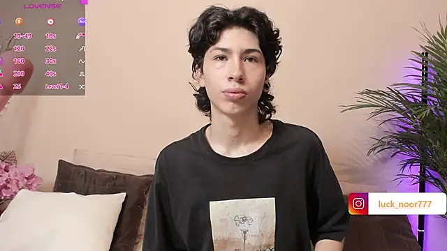 Snapshot of luck_noor7 chatting on January 4, 4:22 pm luck noor7 online show from January 4, 4:22 pm