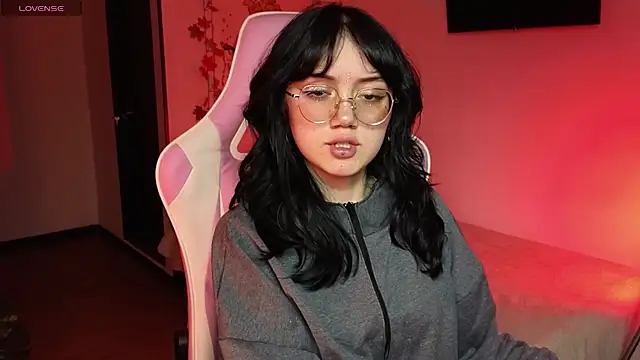 Snapshot of suzumi__ chatting on December 5, 5:48 am suzumi online show from December 5, 5:48 am