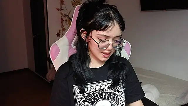 Snapshot of suzumi__ chatting on December 14, 4:42 pm suzumi online show from December 14, 4:42 pm