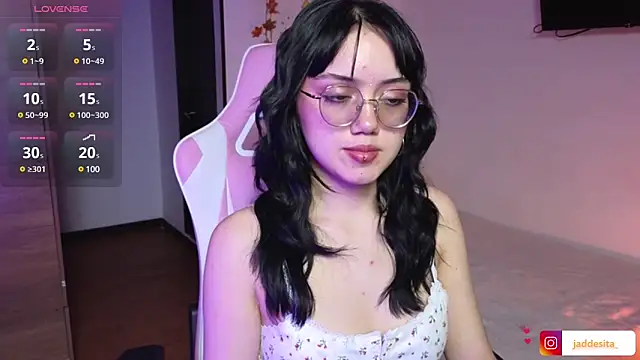 Snapshot of suzumi__ chatting on January 7, 6:35 pm suzumi online show from January 7, 6:35 pm