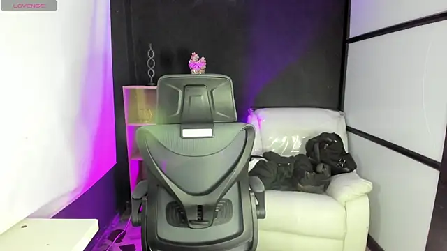 Snapshot of TifanyWhite_ chatting on March 19, 8:32 pm TifanyWhite online show from March 19, 8:32 pm