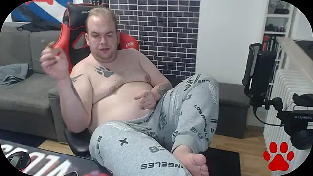 Snapshot of PupW0lfy chatting on December 6, 6:50 pm PupW0lfy online show from December 6, 6:50 pm