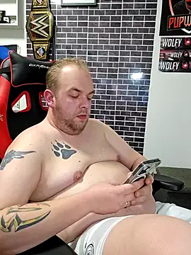 Snapshot of PupW0lfy chatting on December 19, 4:02 pm PupW0lfy online show from December 19, 4:02 pm