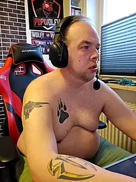 Snapshot of PupW0lfy chatting on February 23, 4:13 pm PupW0lfy online show from February 23, 4:13 pm