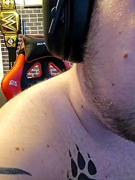 Snapshot of PupW0lfy chatting on February 27, 4:32 pm PupW0lfy online show from February 27, 4:32 pm