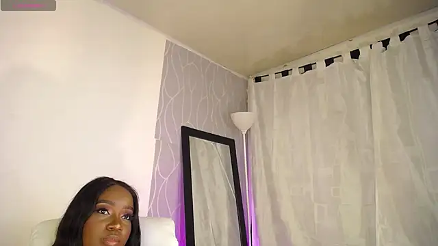 Snapshot of Britanymooree chatting on December 13, 10:02 pm Britanymooree online show from December 13, 10:02 pm