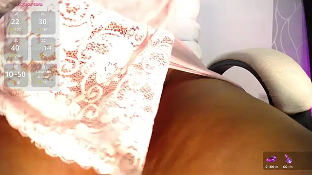 Snapshot of Britanymooree chatting on December 15, 12:40 am Britanymooree online show from December 15, 12:40 am