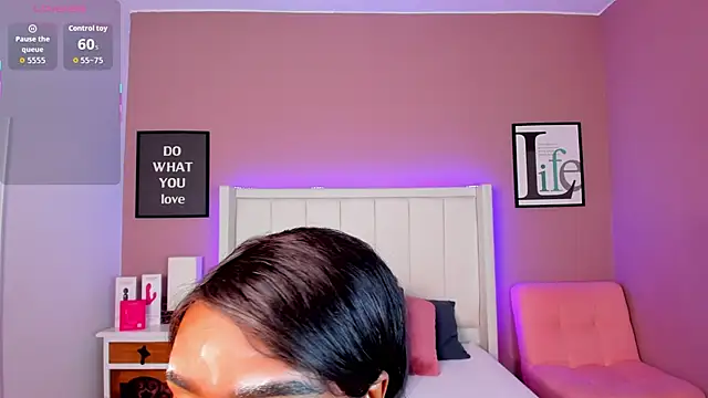 Snapshot of Britanymooree chatting on October 14, 8:31 pm Britanymooree online show from October 14, 8:31 pm