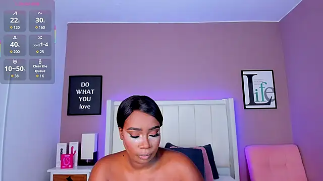 Snapshot of Britanymooree chatting on October 17, 7:49 pm Britanymooree online show from October 17, 7:49 pm