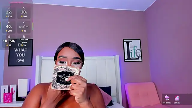 Snapshot of Britanymooree chatting on October 18, 7:58 pm Britanymooree online show from October 18, 7:58 pm