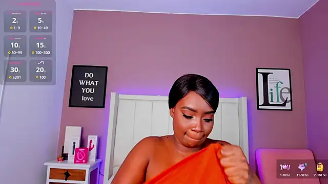 Snapshot of Britanymooree chatting on October 30, 7:36 pm Britanymooree online show from October 30, 7:36 pm