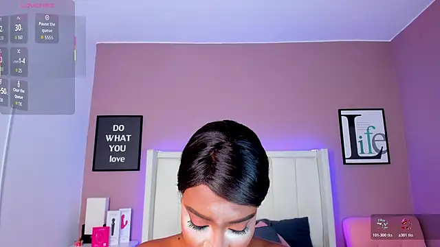 Snapshot of Britanymooree chatting on November 8, 8:18 pm Britanymooree online show from November 8, 8:18 pm